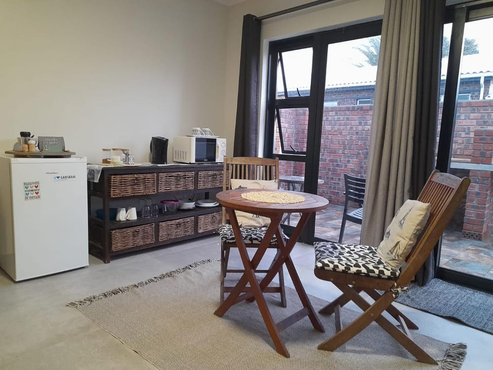 Coffee/tea facilities, microwave