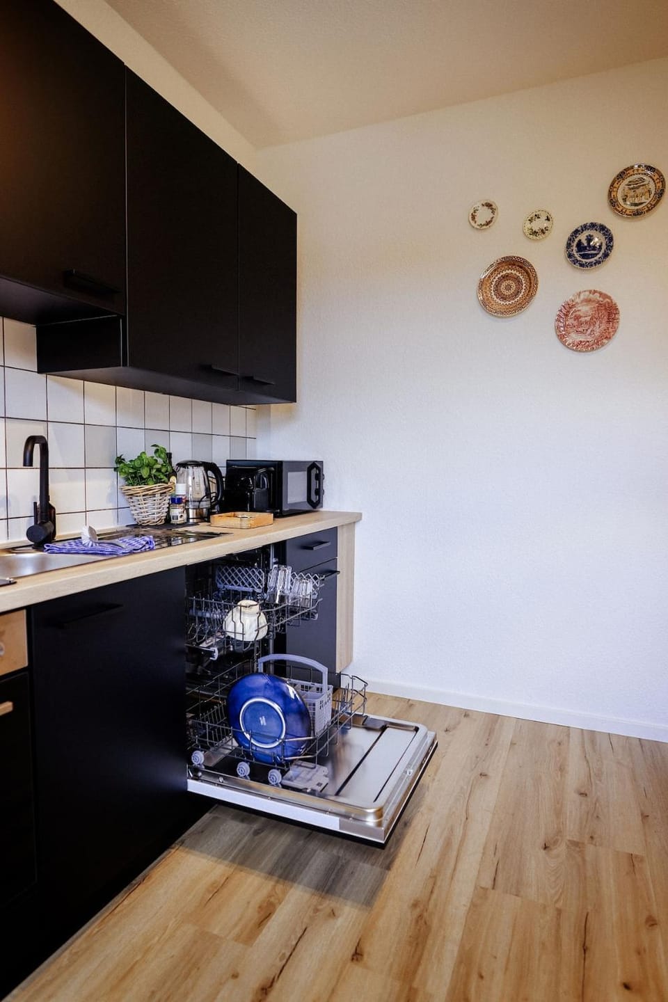 Coffee/tea facilities, Kitchen or kitchenette, dishwasher, stove, toaster, kitchen, kitchen
