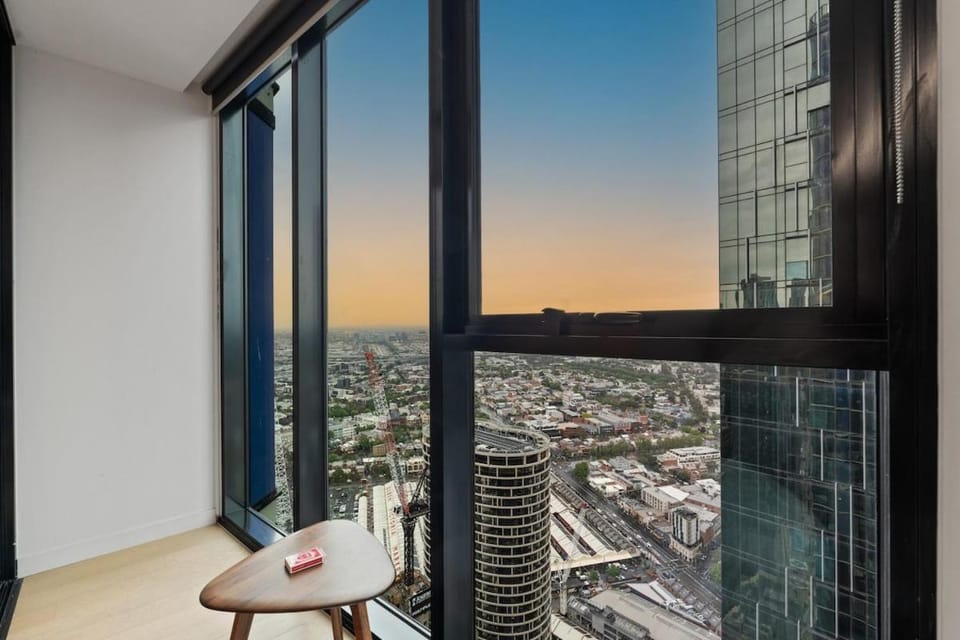Skyrise City Apartment with Pool Gym & Sauna Apartment in Melbourne