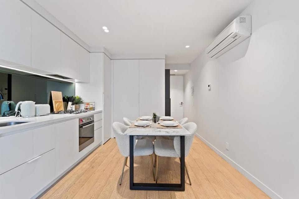 Skyrise City Apartment with Pool Gym & Sauna Apartment in Melbourne