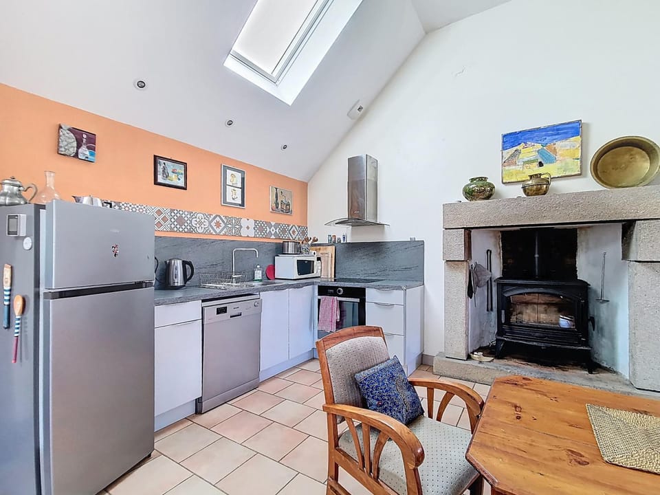 Coffee/tea facilities, dishwasher, fireplace, microwave, oven, toaster, kitchen