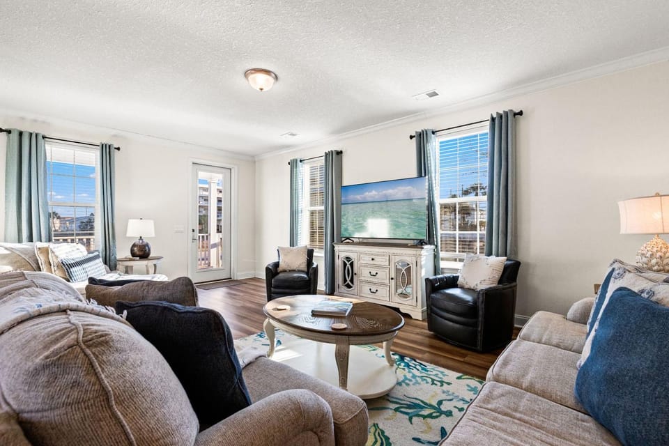 TV and multimedia, Living room, Decorative detail, Seating area