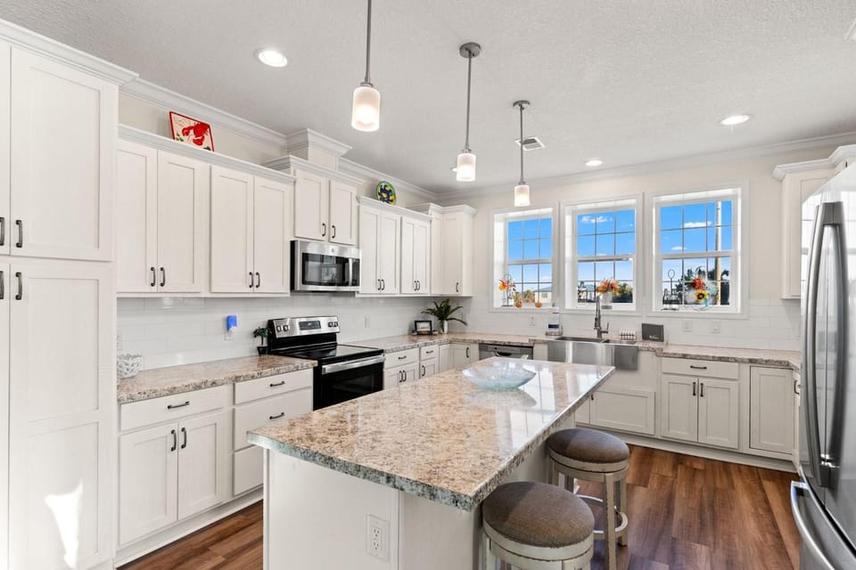 Kitchen or kitchenette, Dining area, dishwasher, microwave, oven, stove, toaster