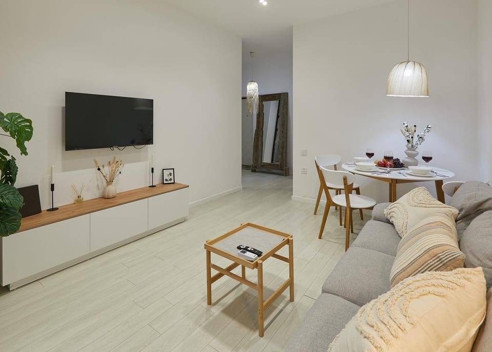 Communal lounge/ TV room, TV and multimedia, Living room, Seating area, Dining area