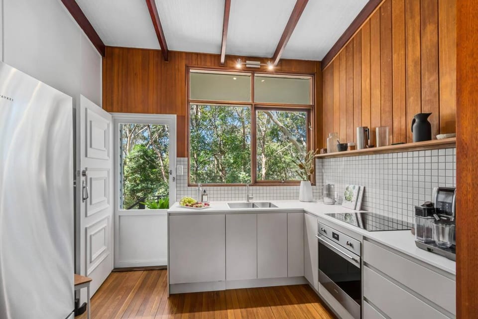 Coffee/tea facilities, Kitchen or kitchenette, oven, stove