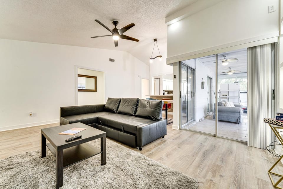 3 Mi to SeaWorld! Suburban Home w/ Screened Porch House in Orlando