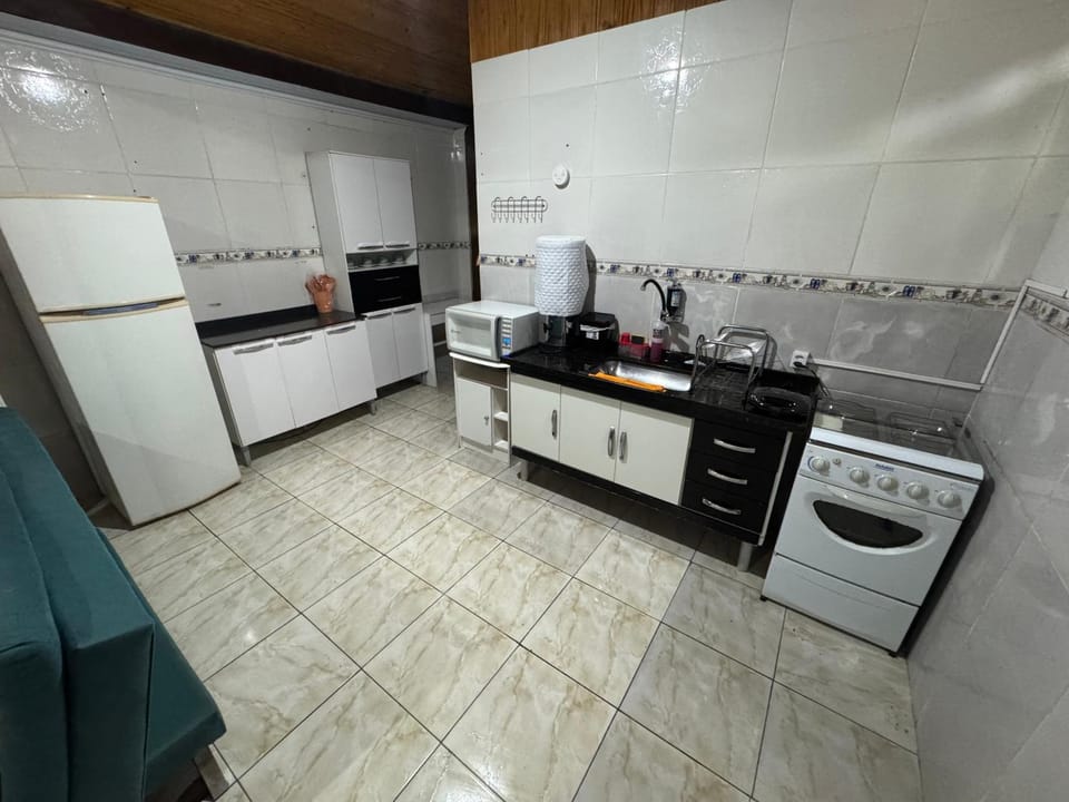 Coffee/tea facilities, Kitchen or kitchenette, oven, stove
