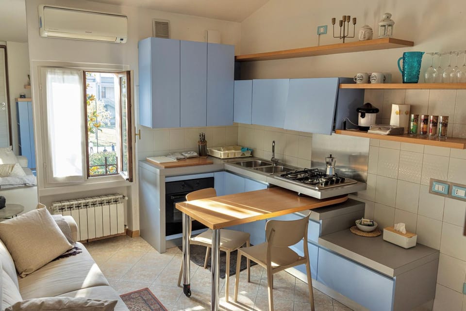 Kitchen or kitchenette, Living room, Seating area, pet friendly, stove