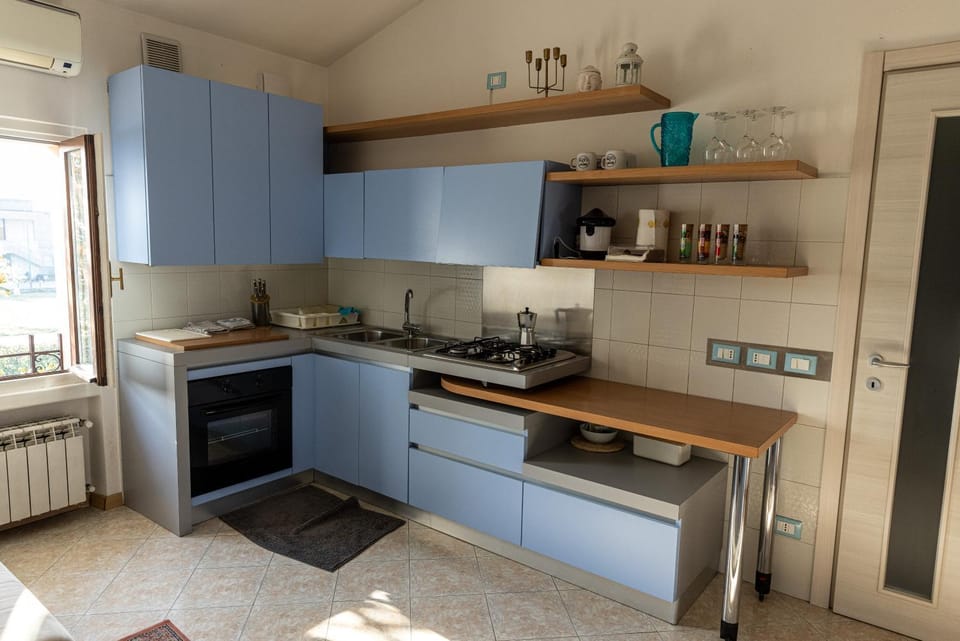 Kitchen or kitchenette, oven, pet friendly, stove