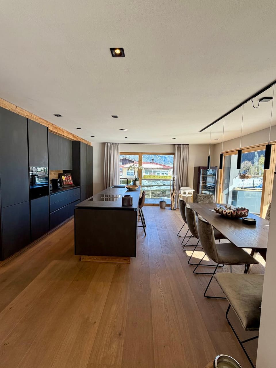Kitchen or kitchenette, Dining area