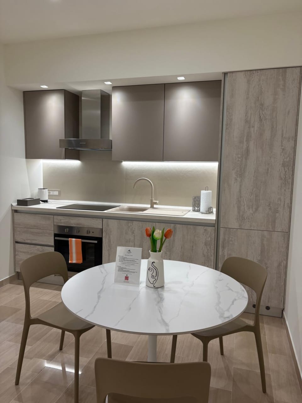 Kitchen or kitchenette, Dining area, stove
