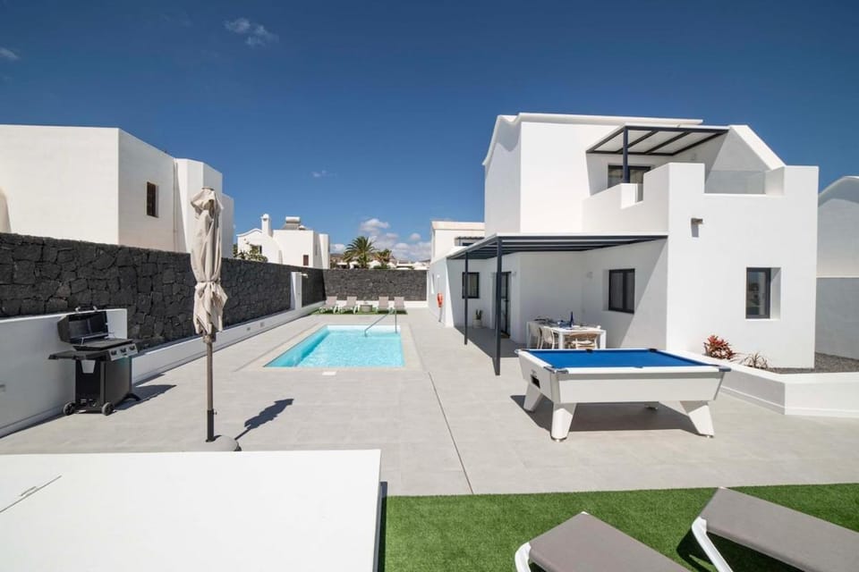 Swimming pool, sunbed