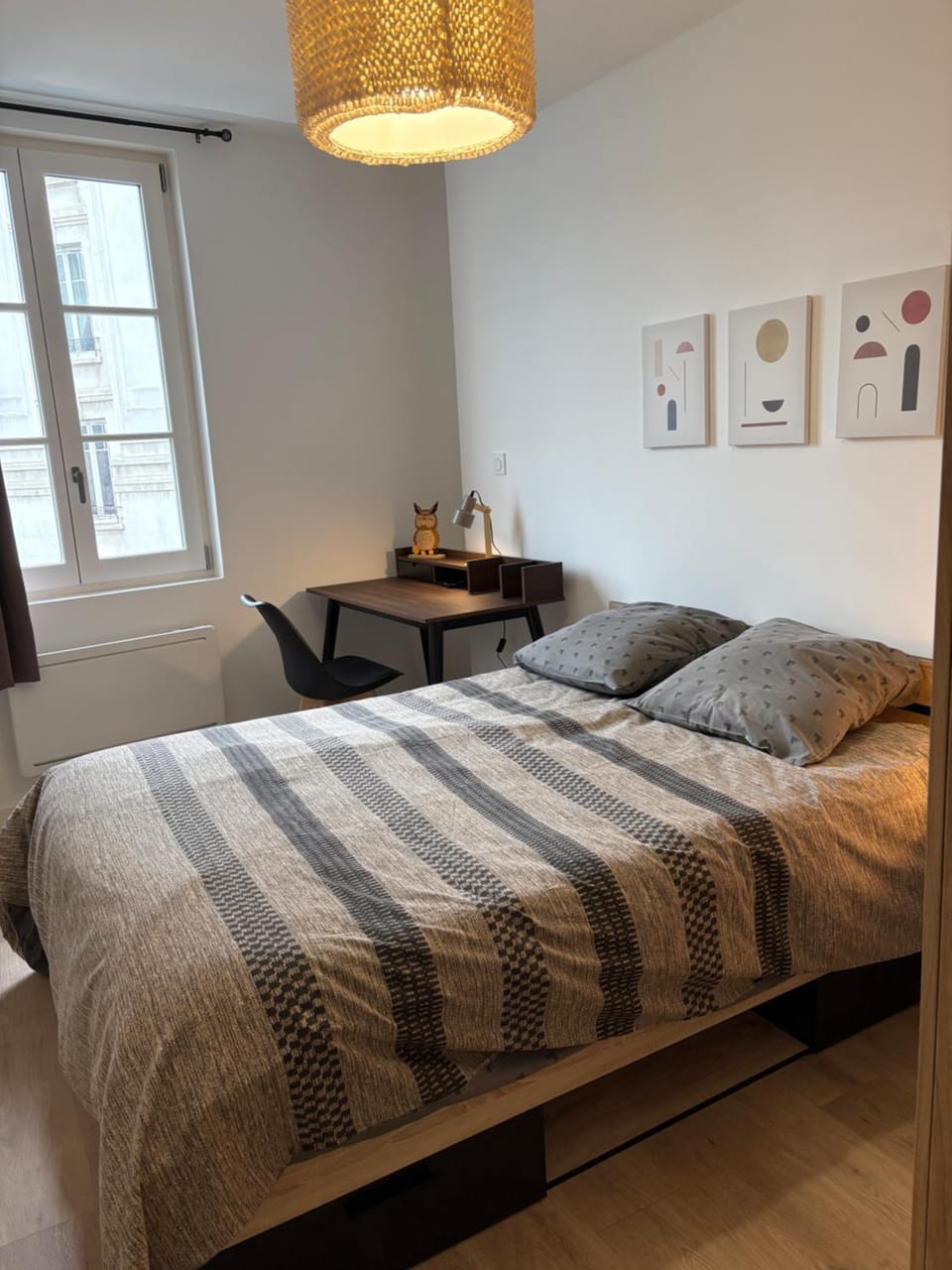 Bed, Photo of the whole room, Seating area