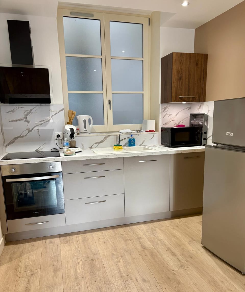 Kitchen or kitchenette, oven, stove