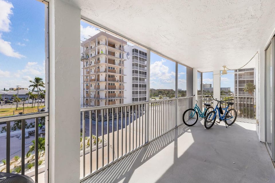 Sand and Surf at your Door - FMB - Condo A Wave From It All House in Estero Island