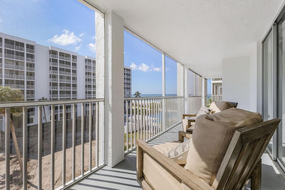 Sand and Surf at your Door - FMB - Condo A Wave From It All House in Estero Island