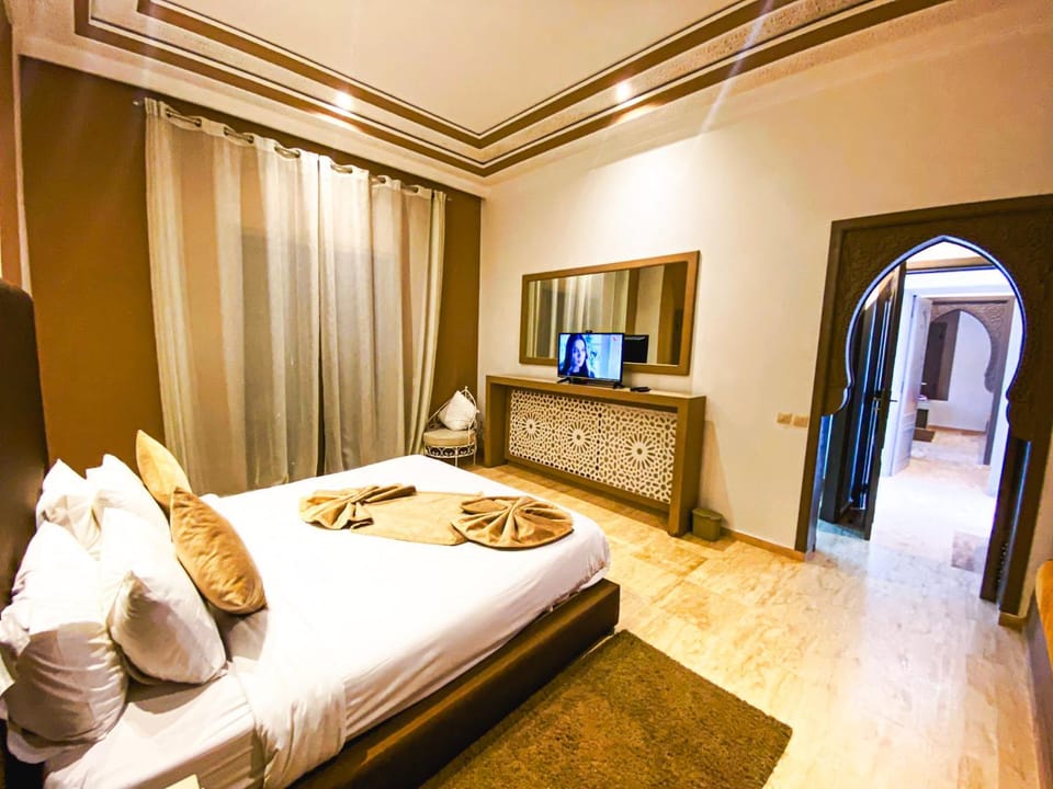 Bed, TV and multimedia, Photo of the whole room