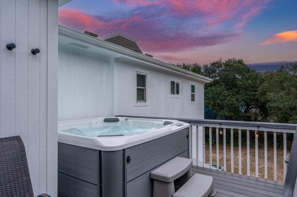 Heated Pool Dog Friendly Hot Tub Walk to Beach House in Southern Shores