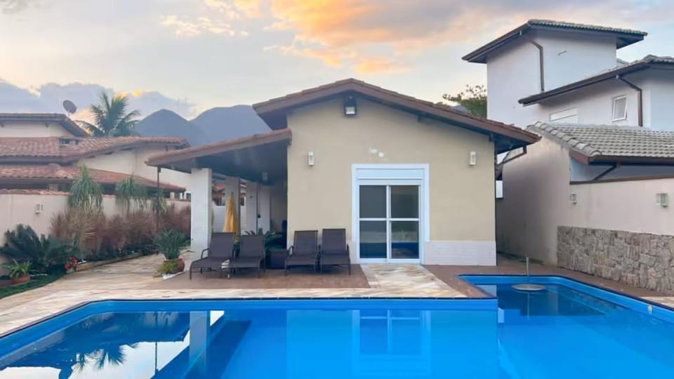 Property building, Day, Pool view, Swimming pool, sunbed