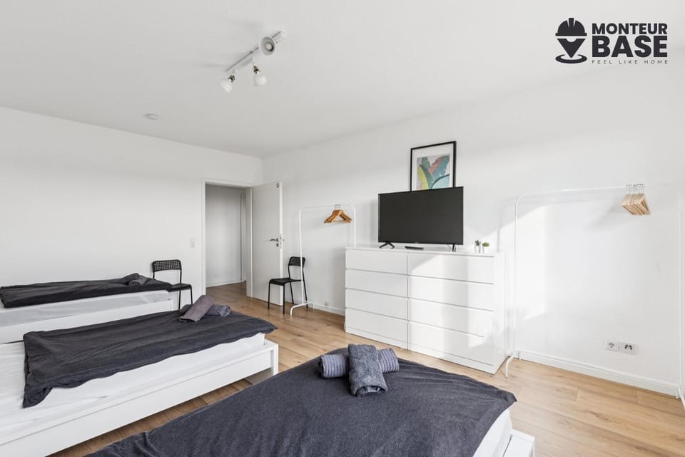 Bed, TV and multimedia, Photo of the whole room, Bedroom, towels