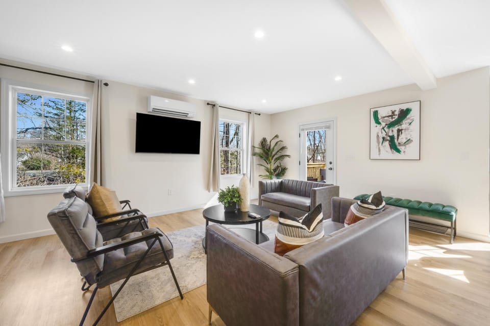 Group-Friendly 10BR Townhouse, Best Area in Bloomfield House in Connecticut