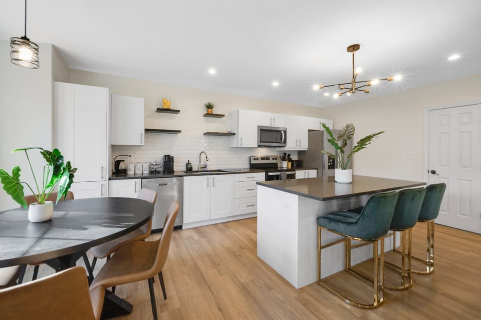 Group-Friendly 10BR Townhouse, Best Area in Bloomfield House in Connecticut