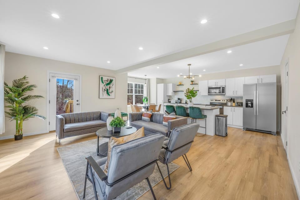 Group-Friendly 10BR Townhouse, Best Area in Bloomfield House in Connecticut