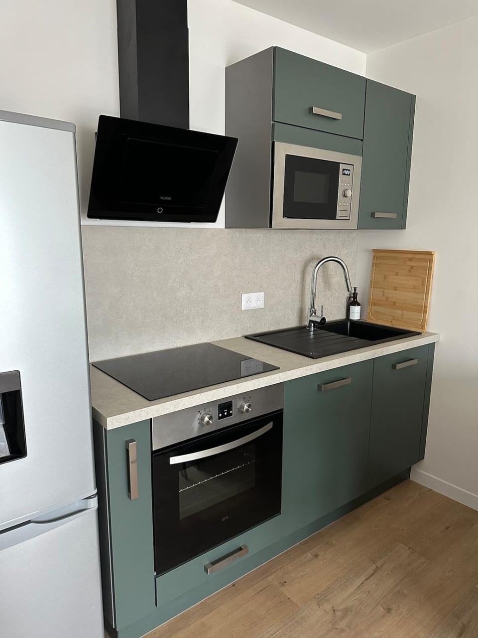 Kitchen or kitchenette, dishwasher, stove
