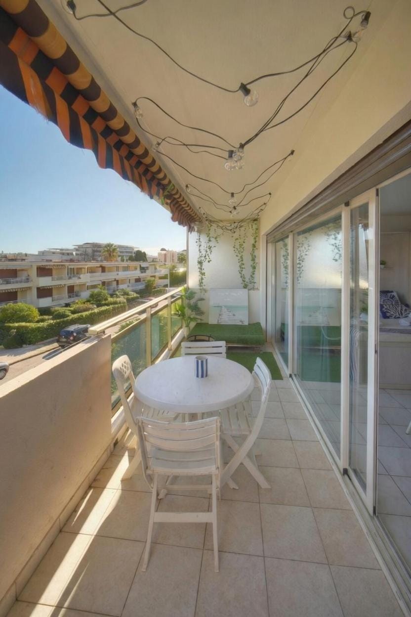 FRGK 'COPACABANA' Palm Beach Riviera Studio Terrace, Parking, AC High Speed Wi-Fi Apartment in Cannes