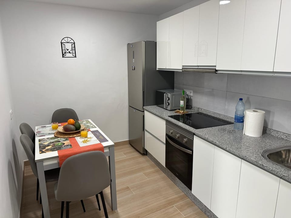 Coffee/tea facilities, Kitchen or kitchenette, Dining area, oven, stove