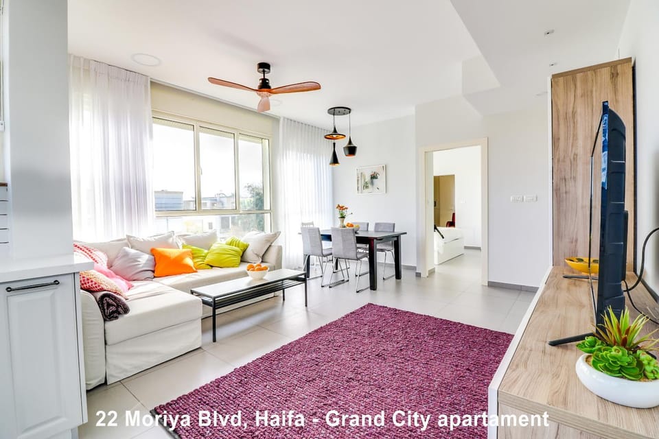 TV and multimedia, Coffee/tea facilities, Living room, Seating area, Dining area