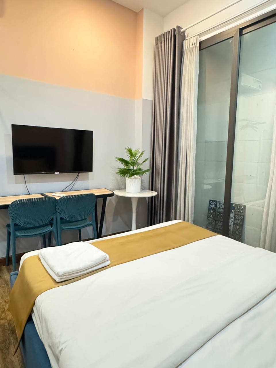 Bed, TV and multimedia, Photo of the whole room, Bedroom
