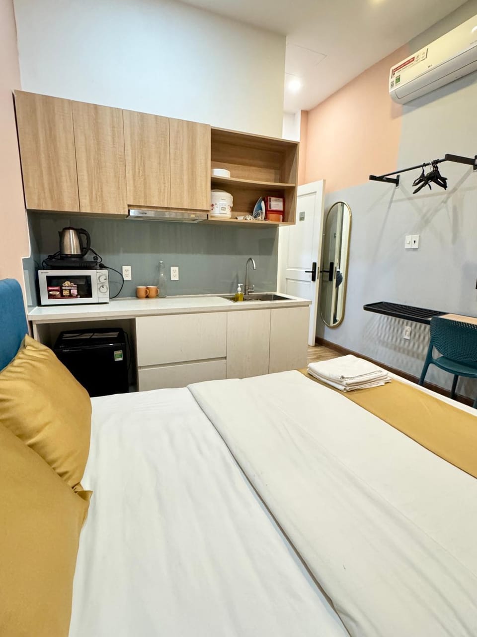 Kitchen or kitchenette, Photo of the whole room, Bedroom, stove