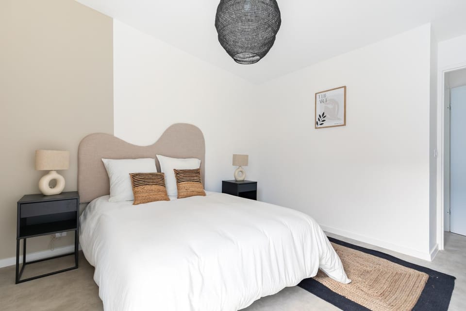 Bed, Photo of the whole room, flat iron, wardrobe