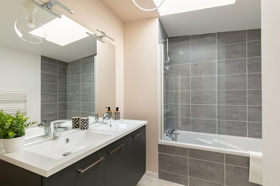Bathroom, Bath, towels