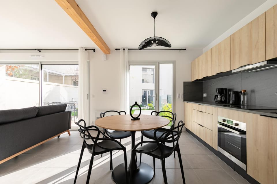 Coffee/tea facilities, Kitchen or kitchenette, Dining area, dishwasher, oven, stove, washing machine