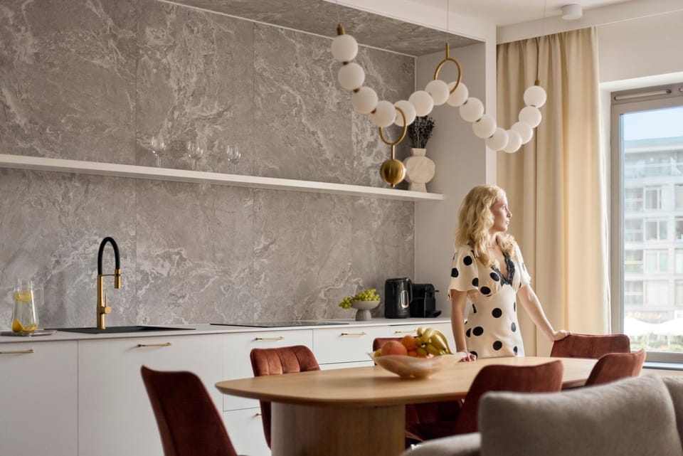 Kitchen or kitchenette, Living room, Seating area, Dining area, Food
