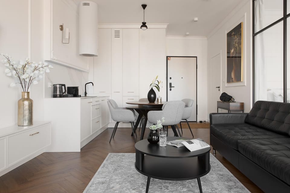 Coffee/tea facilities, Kitchen or kitchenette, Living room, Seating area, Dining area