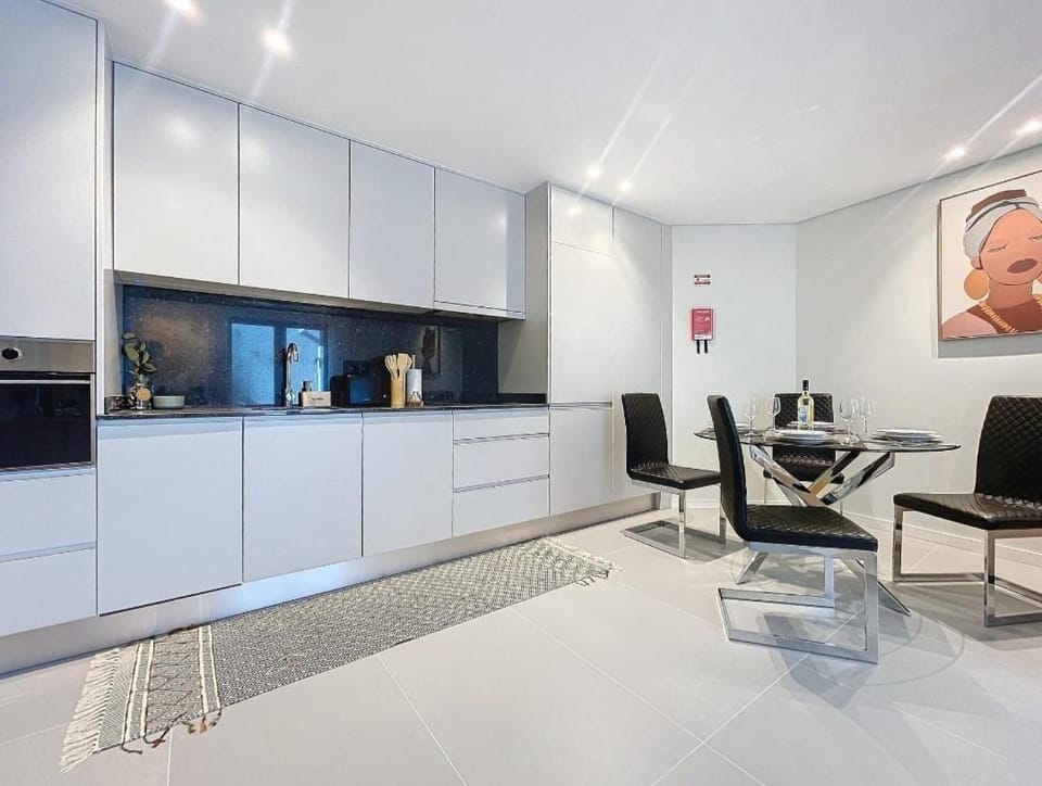Kitchen or kitchenette, Dining area