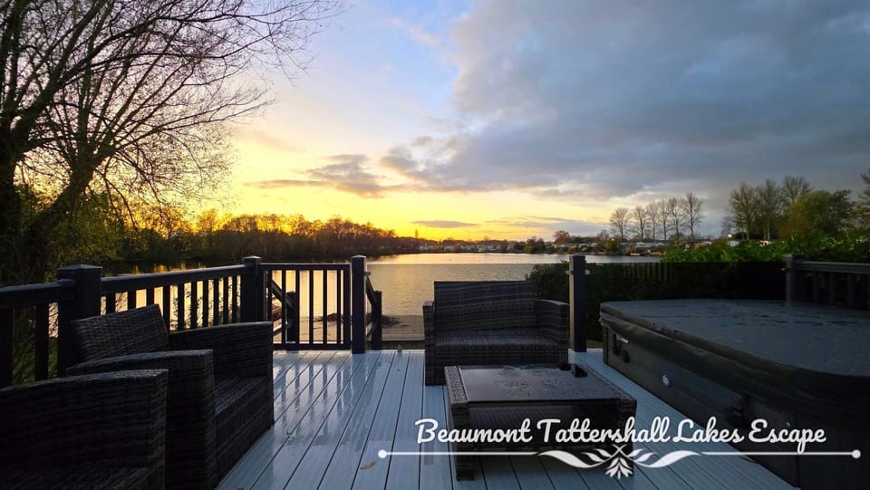 Beaumont Tattershall Lakes Escape - Lakeside lodge caravan with the fishing peg LUXURY HOT TUB House in Tattershall