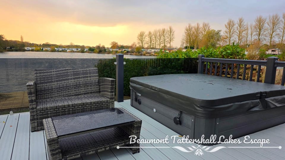 Beaumont Tattershall Lakes Escape - Lakeside lodge caravan with the fishing peg LUXURY HOT TUB House in Tattershall