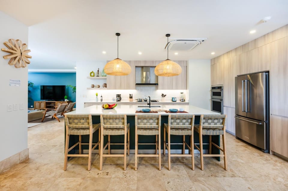 Oceanfront Condo -Pool, Hot Tub, Private Deck &BBQ Apartment in Playa Langosta