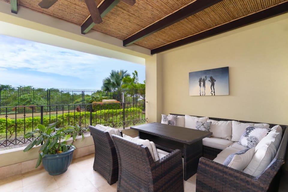 Oceanfront Condo -Pool, Hot Tub, Private Deck &BBQ Apartment in Playa Langosta