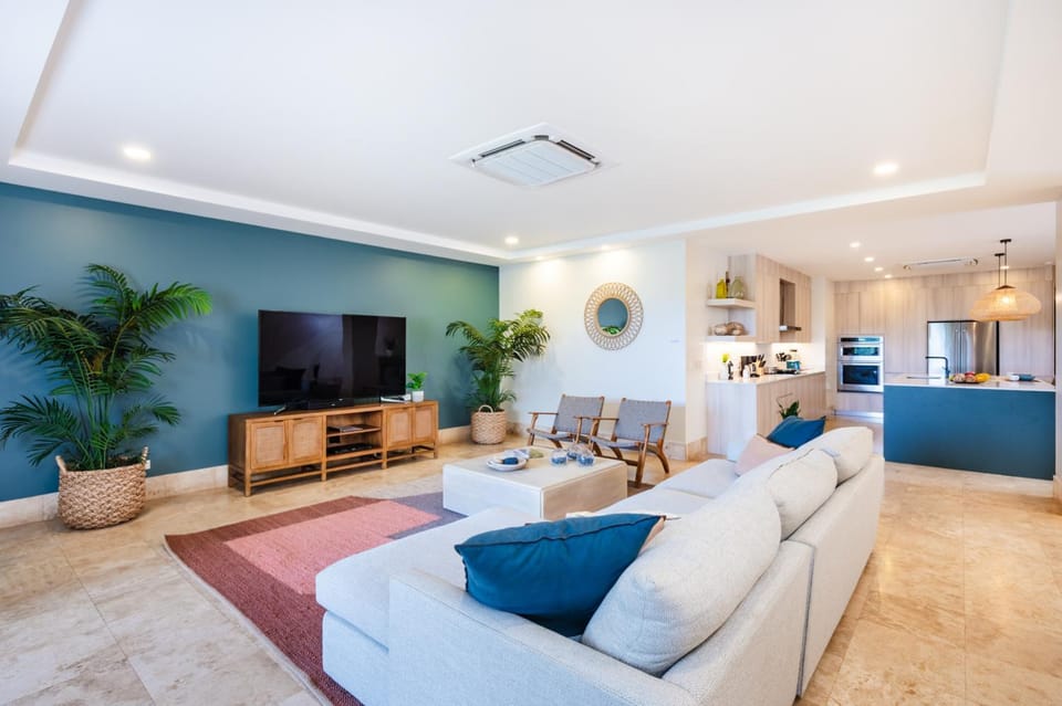 Oceanfront Condo -Pool, Hot Tub, Private Deck &BBQ Apartment in Playa Langosta