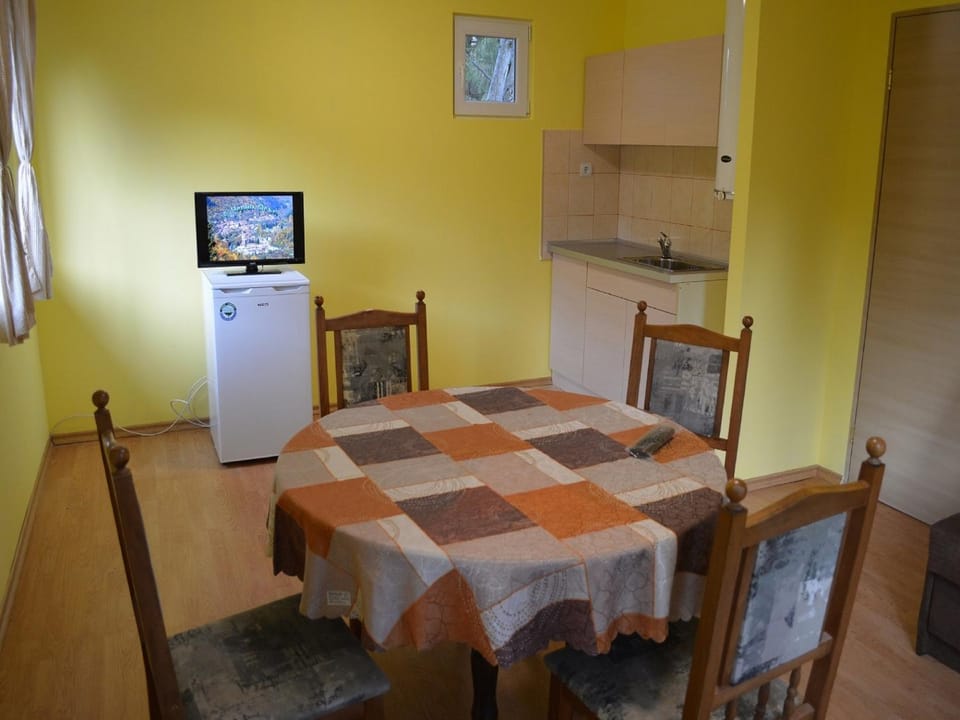 TV and multimedia, Kitchen or kitchenette, Living room, Dining area, Family