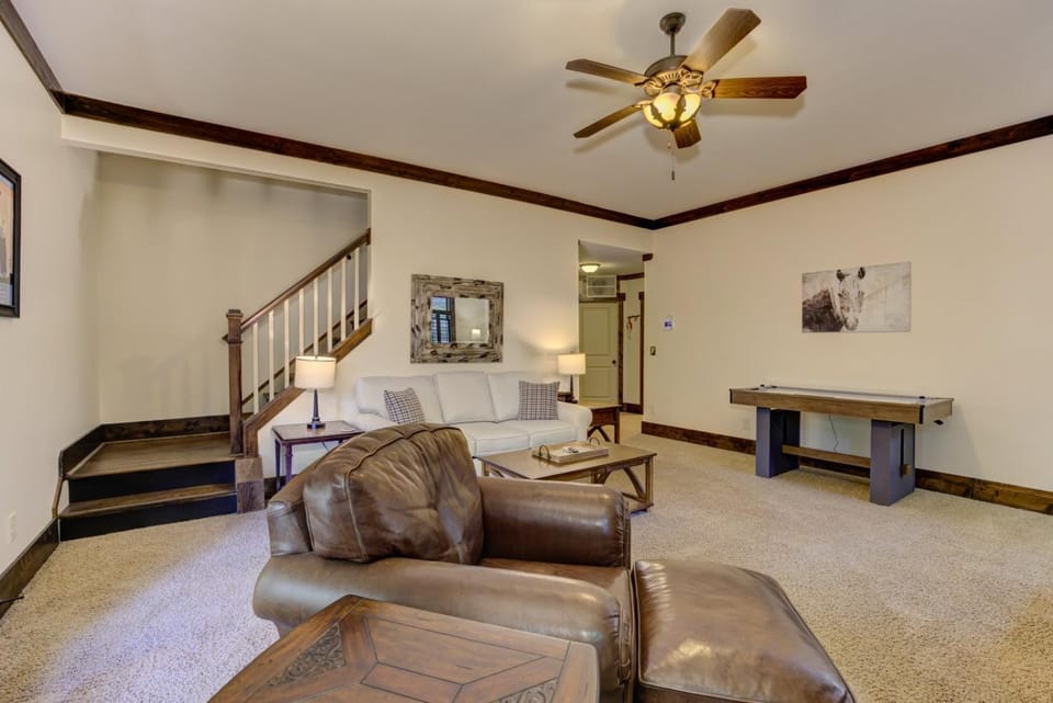 Choctaw Getaway - Screened Porch, Media Space, Ping Pong, Air Hockey + Big Canoe Access House in Georgia