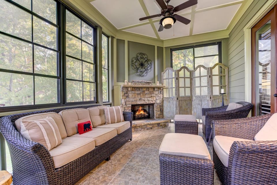 Choctaw Getaway - Screened Porch, Media Space, Ping Pong, Air Hockey + Big Canoe Access House in Georgia