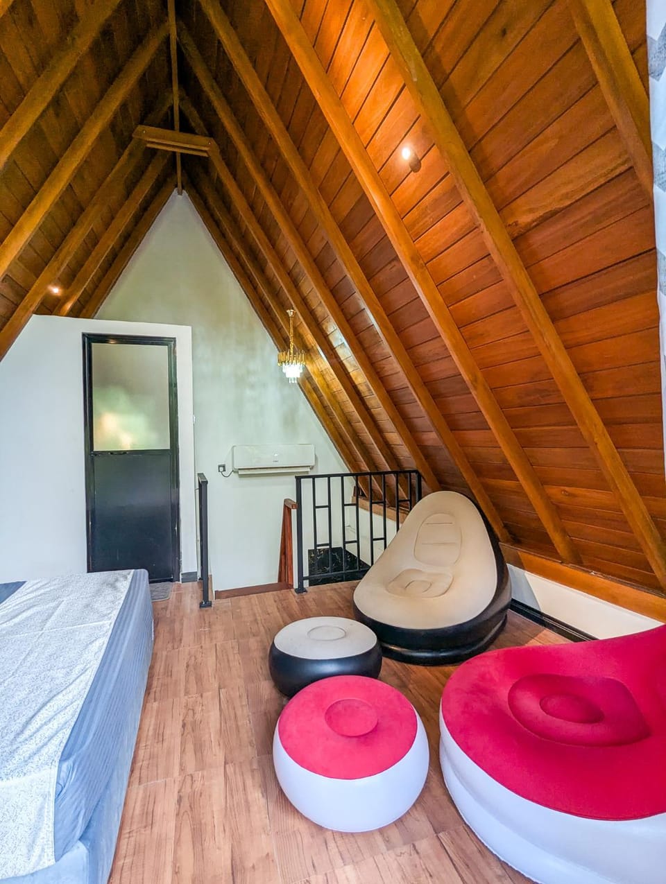 Bed, Living room, Photo of the whole room, Seating area, Bedroom