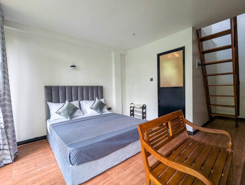 Bed, Photo of the whole room, Seating area, Bedroom