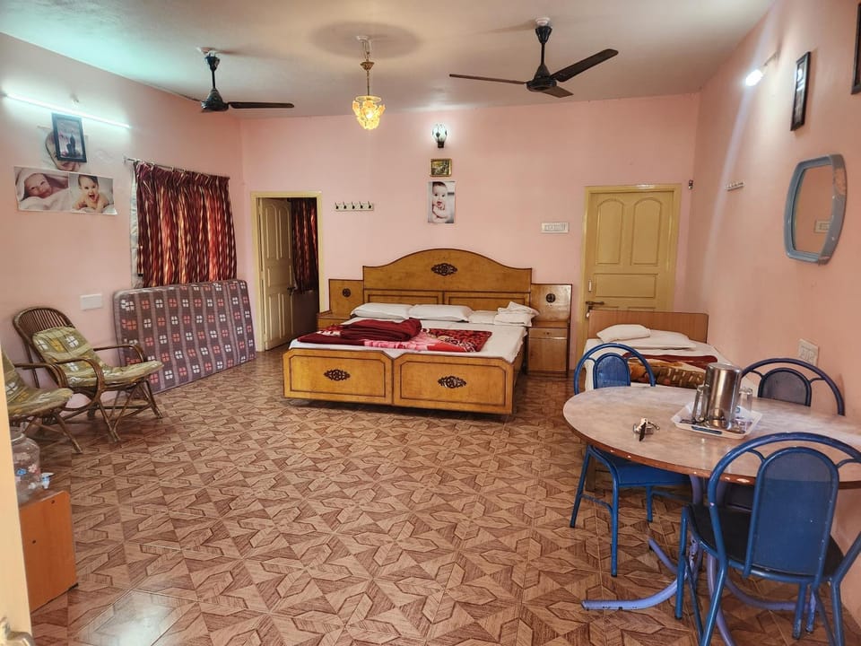 Bed, Living room, Photo of the whole room, Dining area, Bedroom